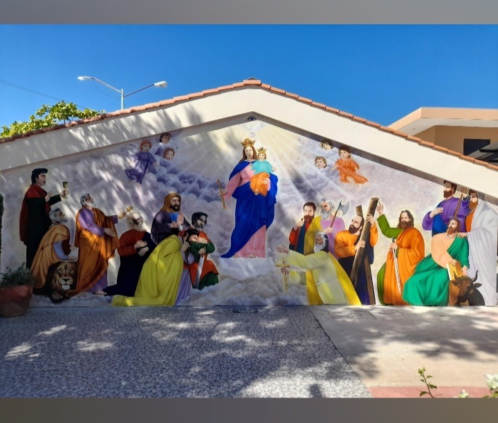 Mural religioso en fachada